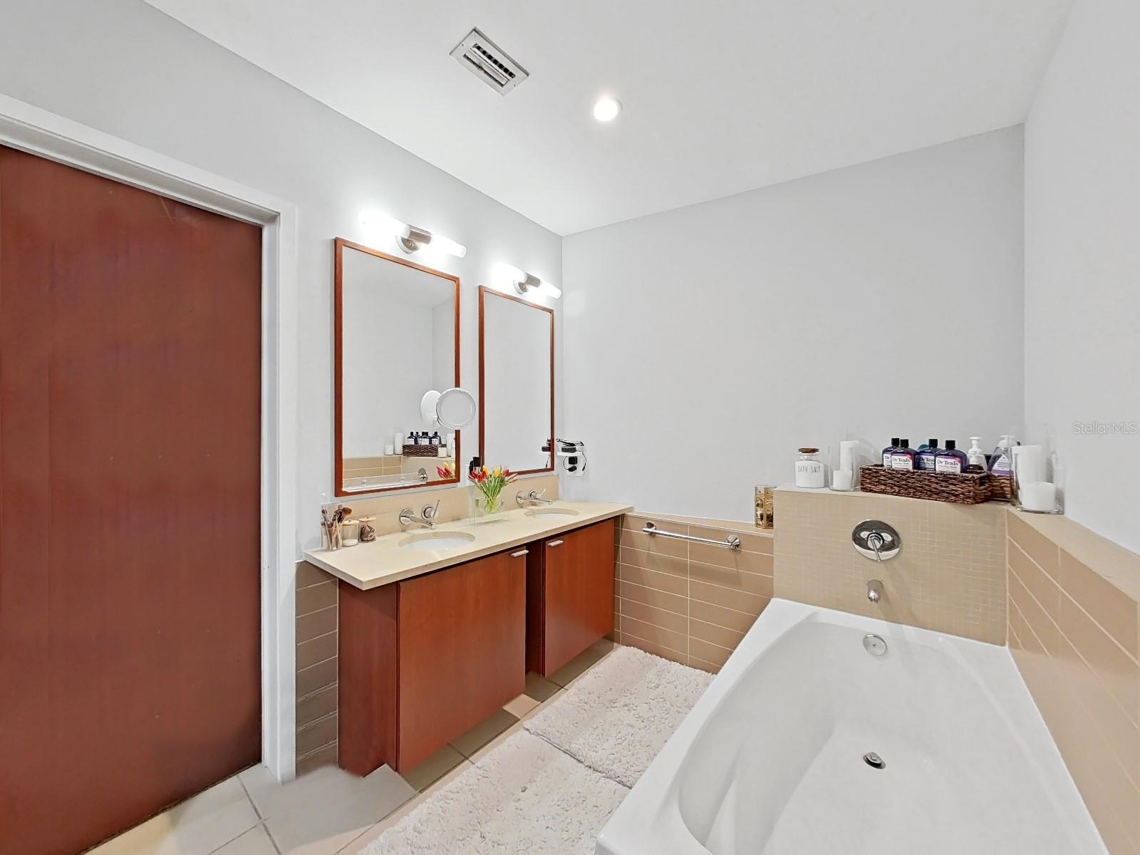 111 N 12th St #1810 Property Photo 20