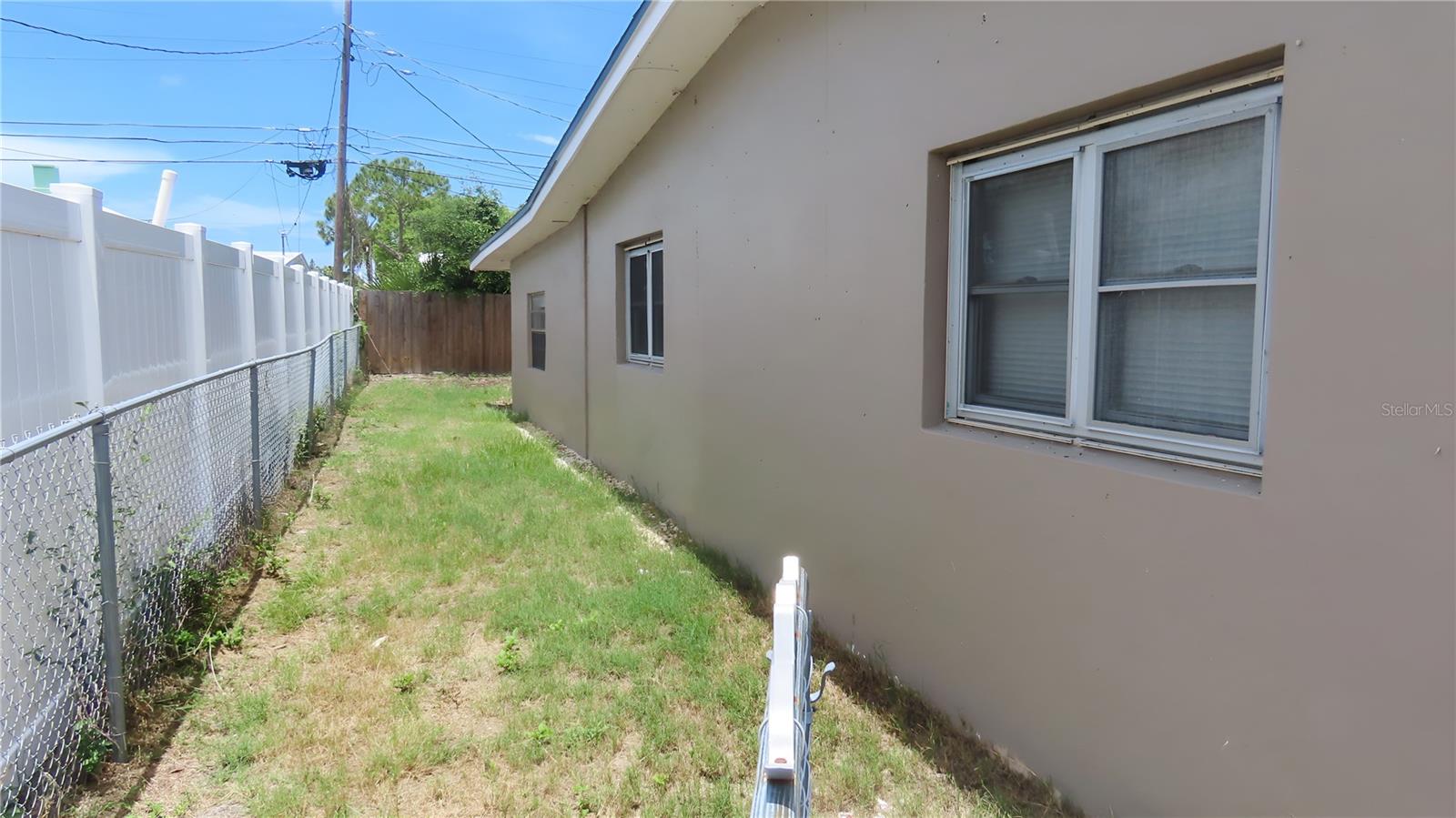 12208 105th St Property Photo 3