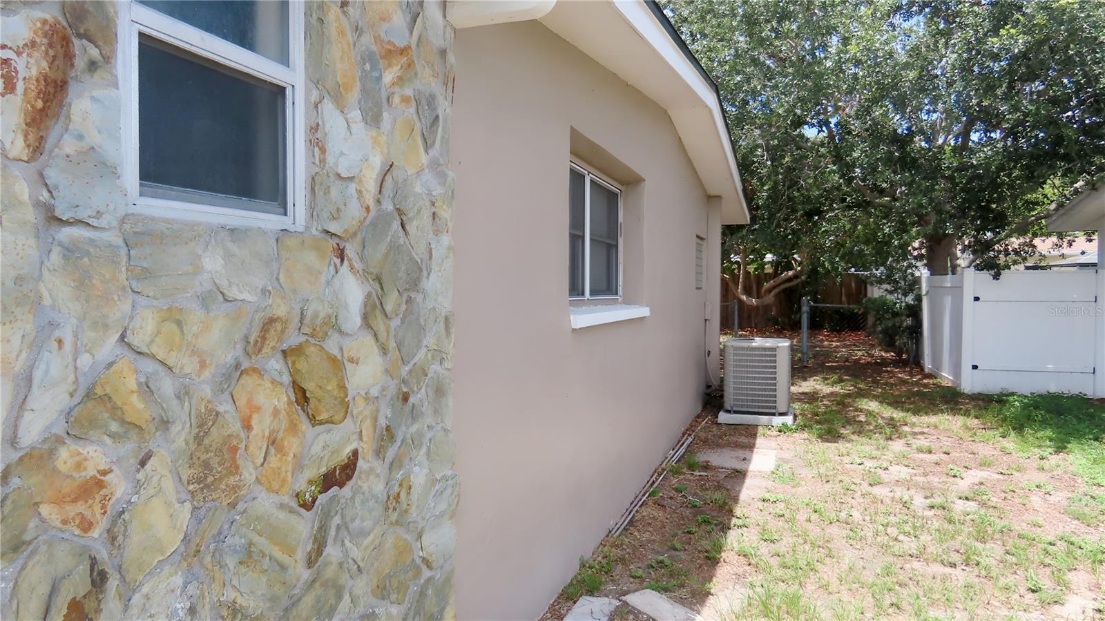 12208 105th St Property Photo 4