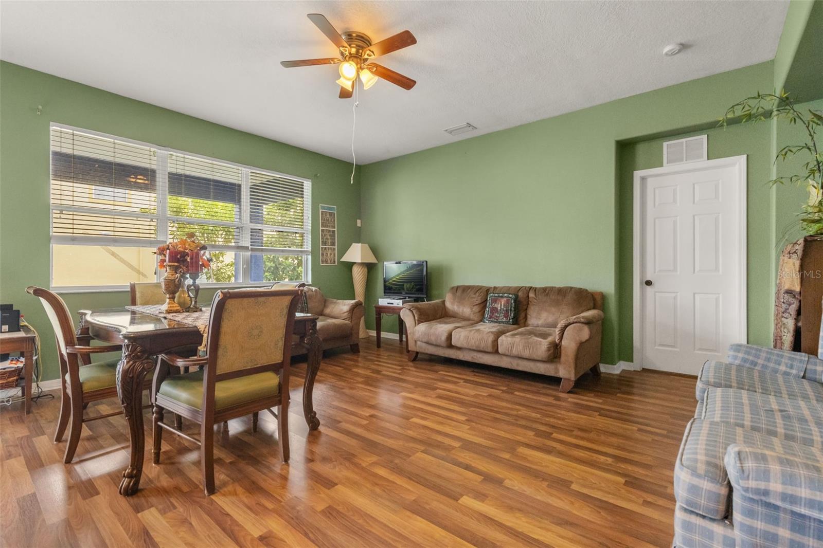 402 Vine Cliff St Property Photo 5