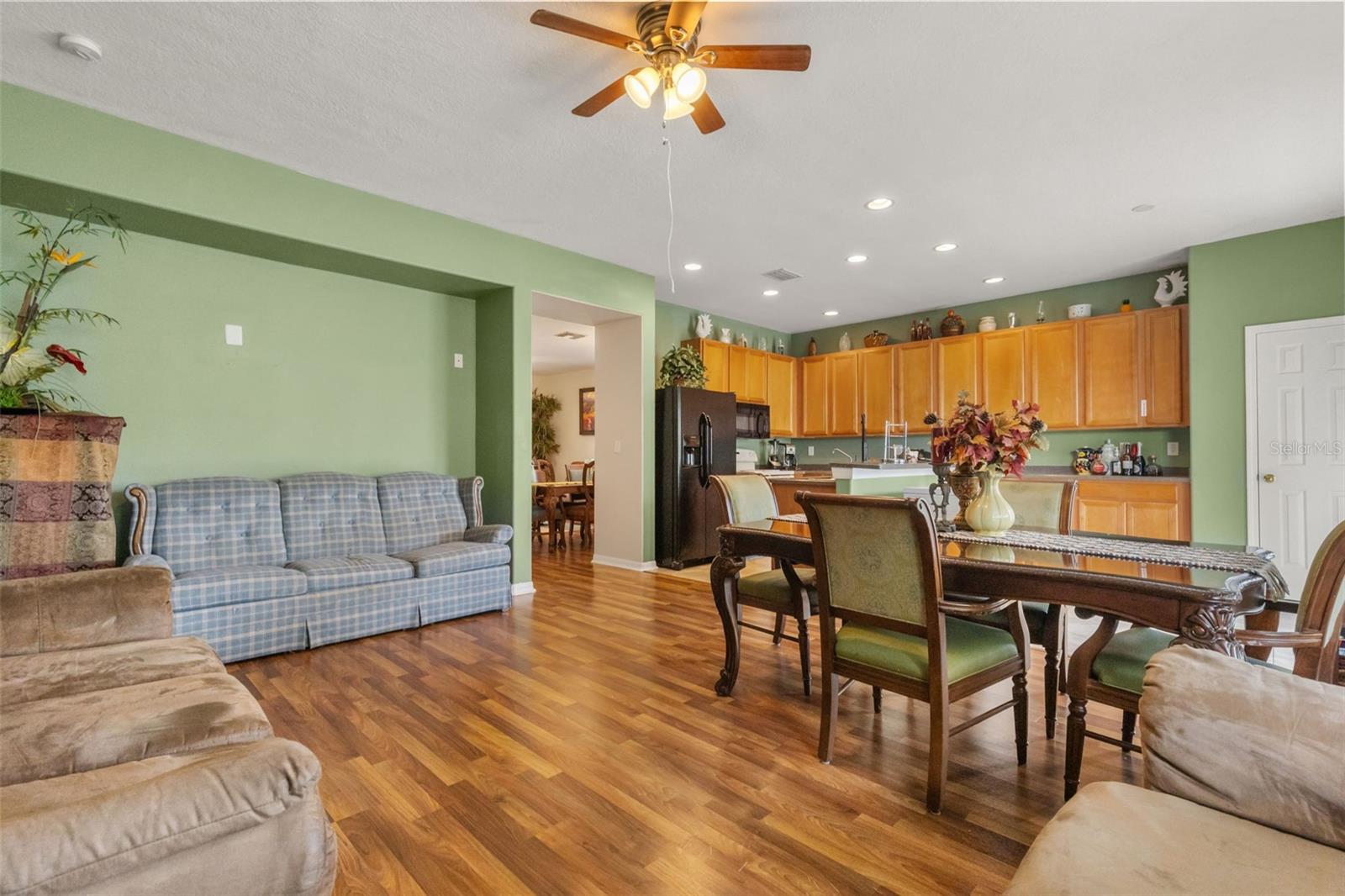 402 Vine Cliff St Property Photo 6