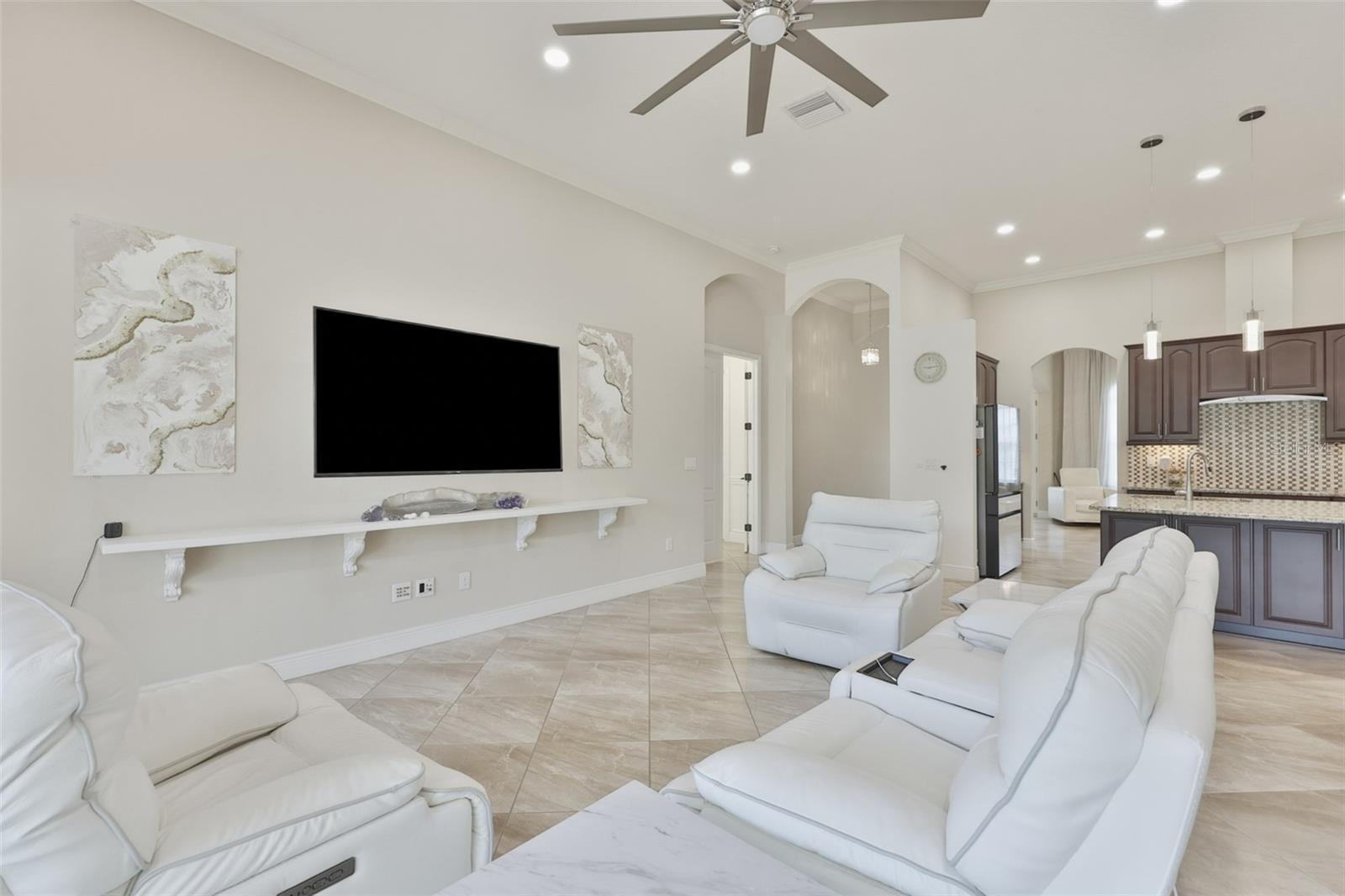 7121 Hatpin Loop Property Photo 8