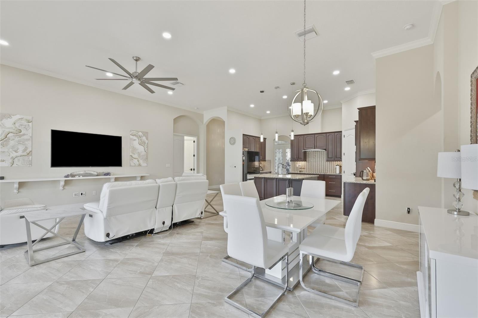 7121 Hatpin Loop Property Photo 9