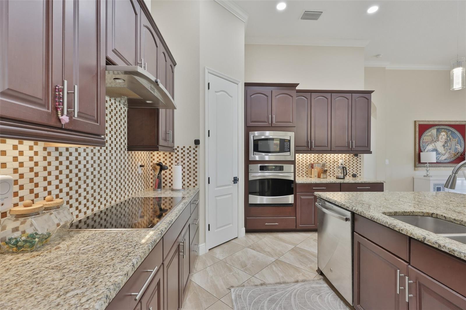 7121 Hatpin Loop Property Photo 14