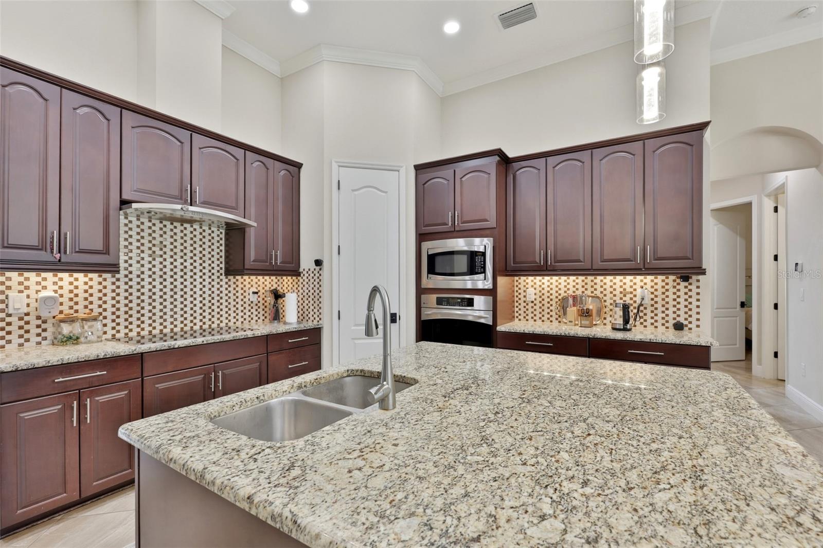 7121 Hatpin Loop Property Photo 15