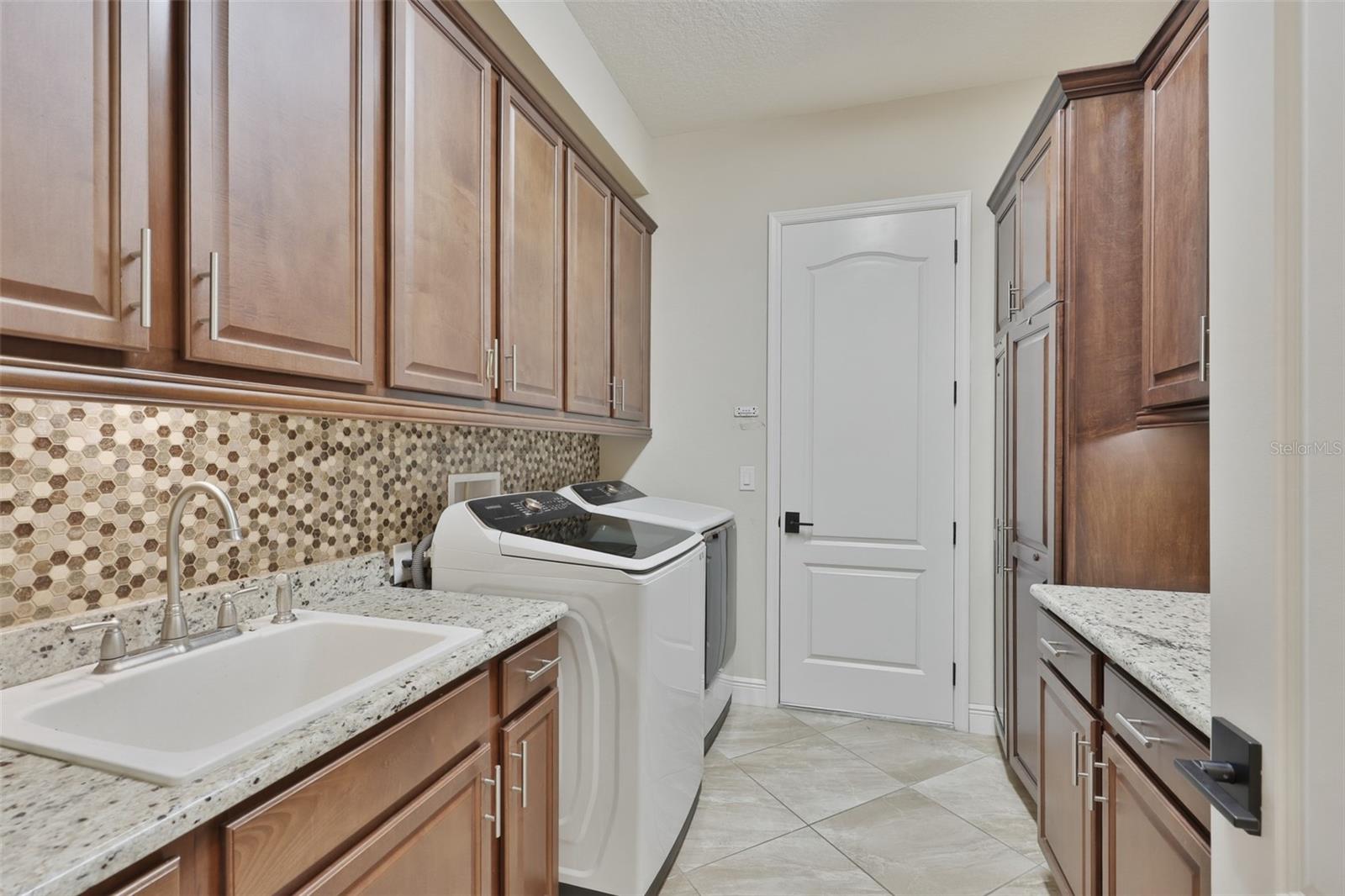 7121 Hatpin Loop Property Photo 39