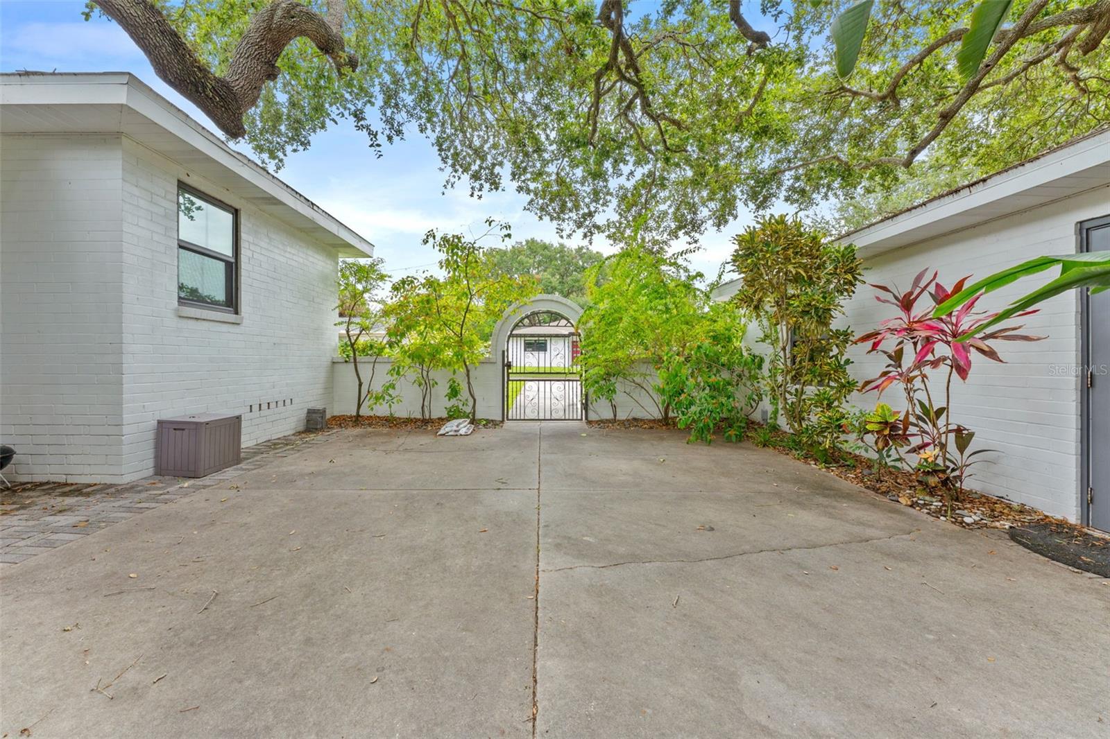802 W Coral St Property Photo 9