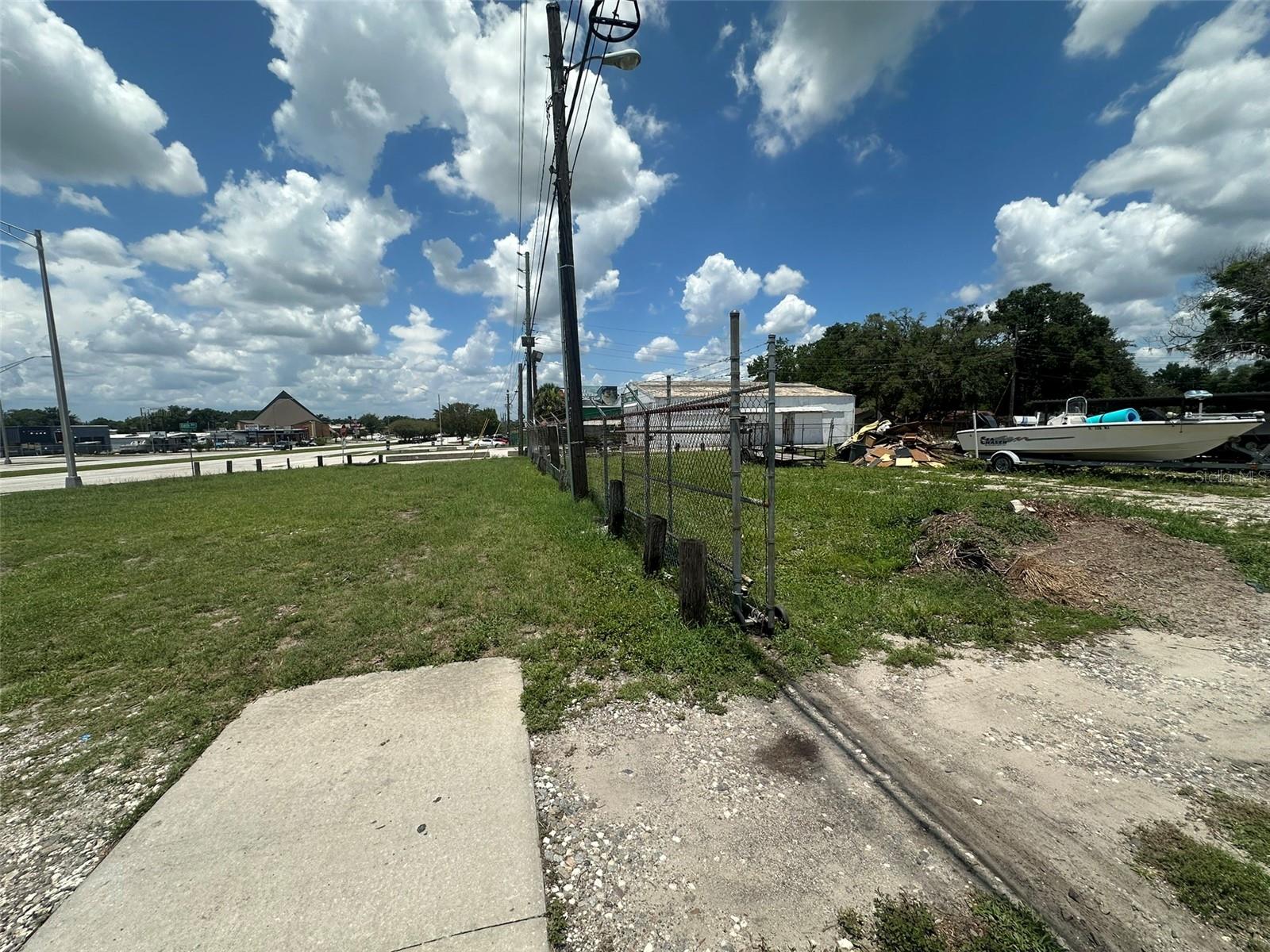1701 W Memorial Blvd Property Photo 3