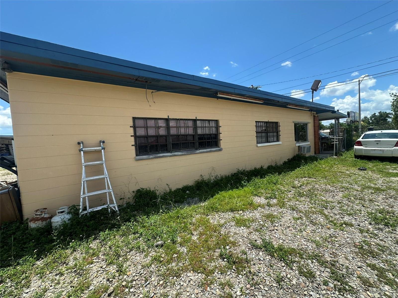 1701 W Memorial Blvd Property Photo 7