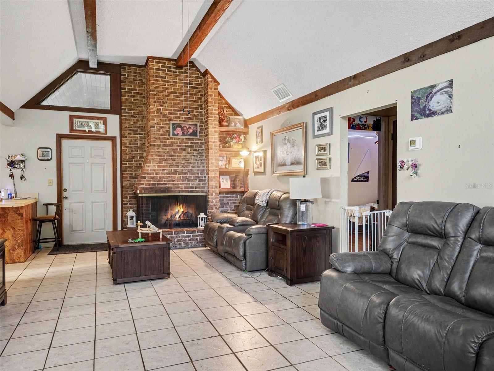 128 N Pointe Dr Property Photo 4