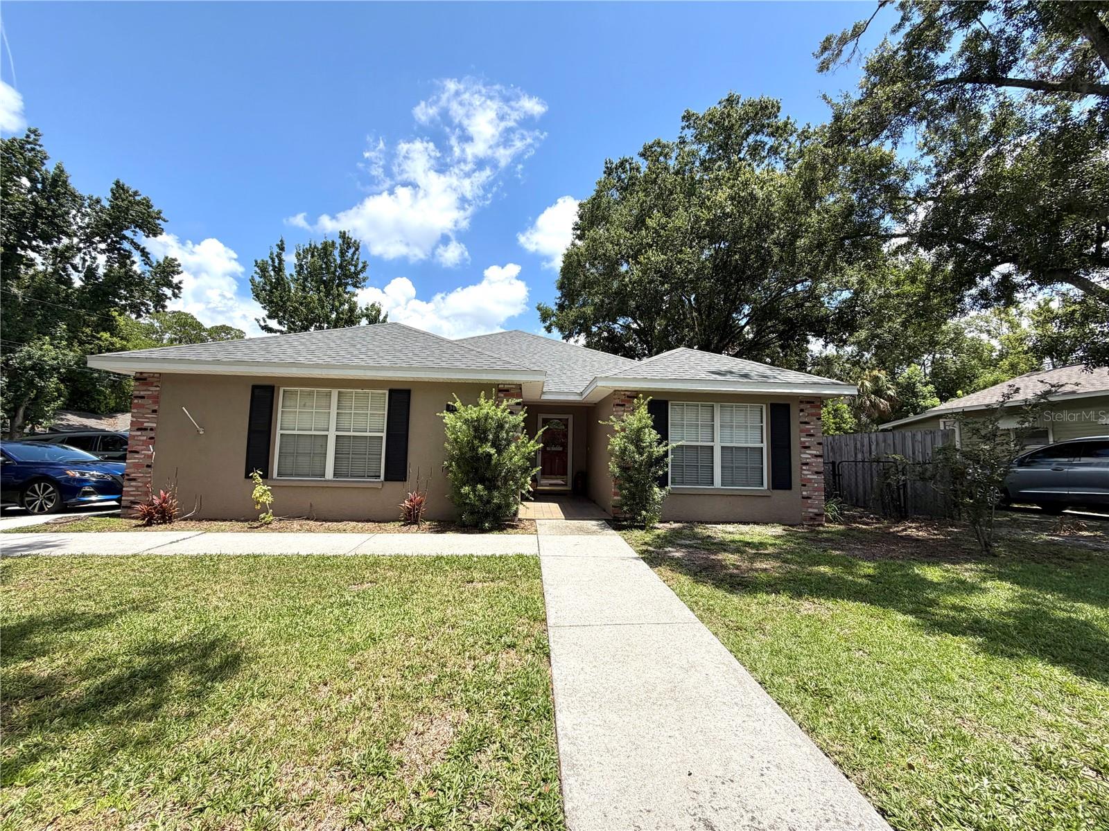 902 E Tomlin St Property Photo 1