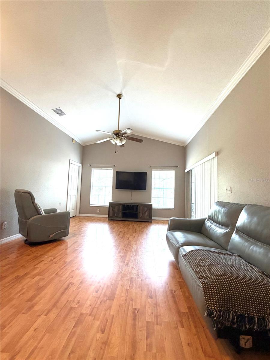 902 E Tomlin St Property Photo 2
