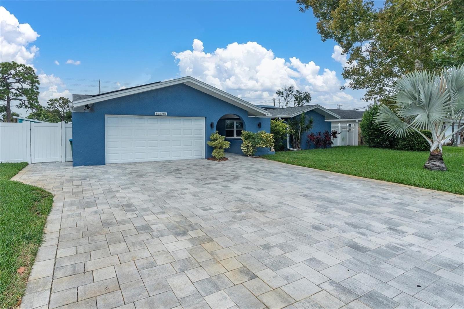 13179 Dorchester Dr Property Photo 1