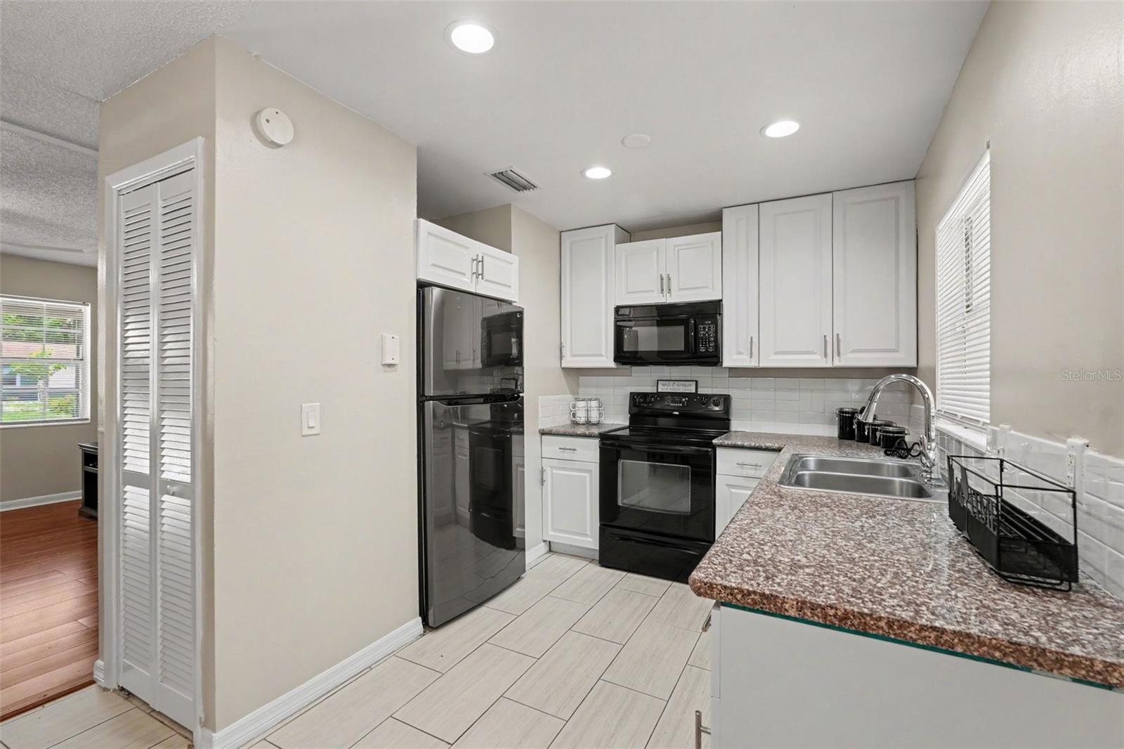 4419 Dolphin Dr Property Photo 3