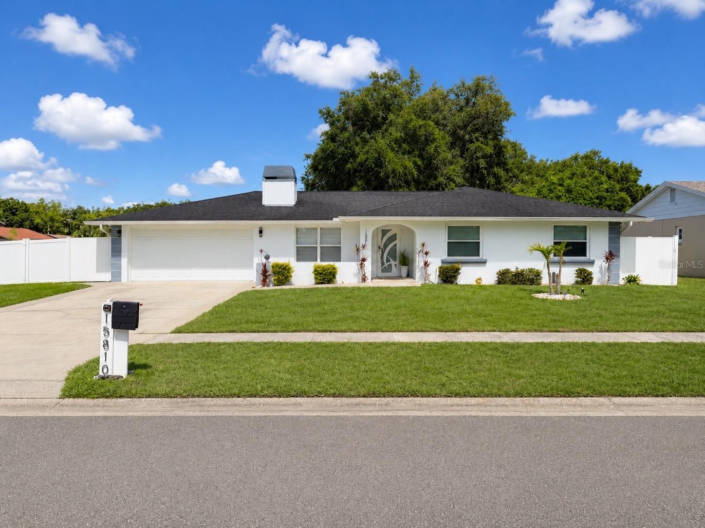 15810 Sea Oats Pl Property Photo 2