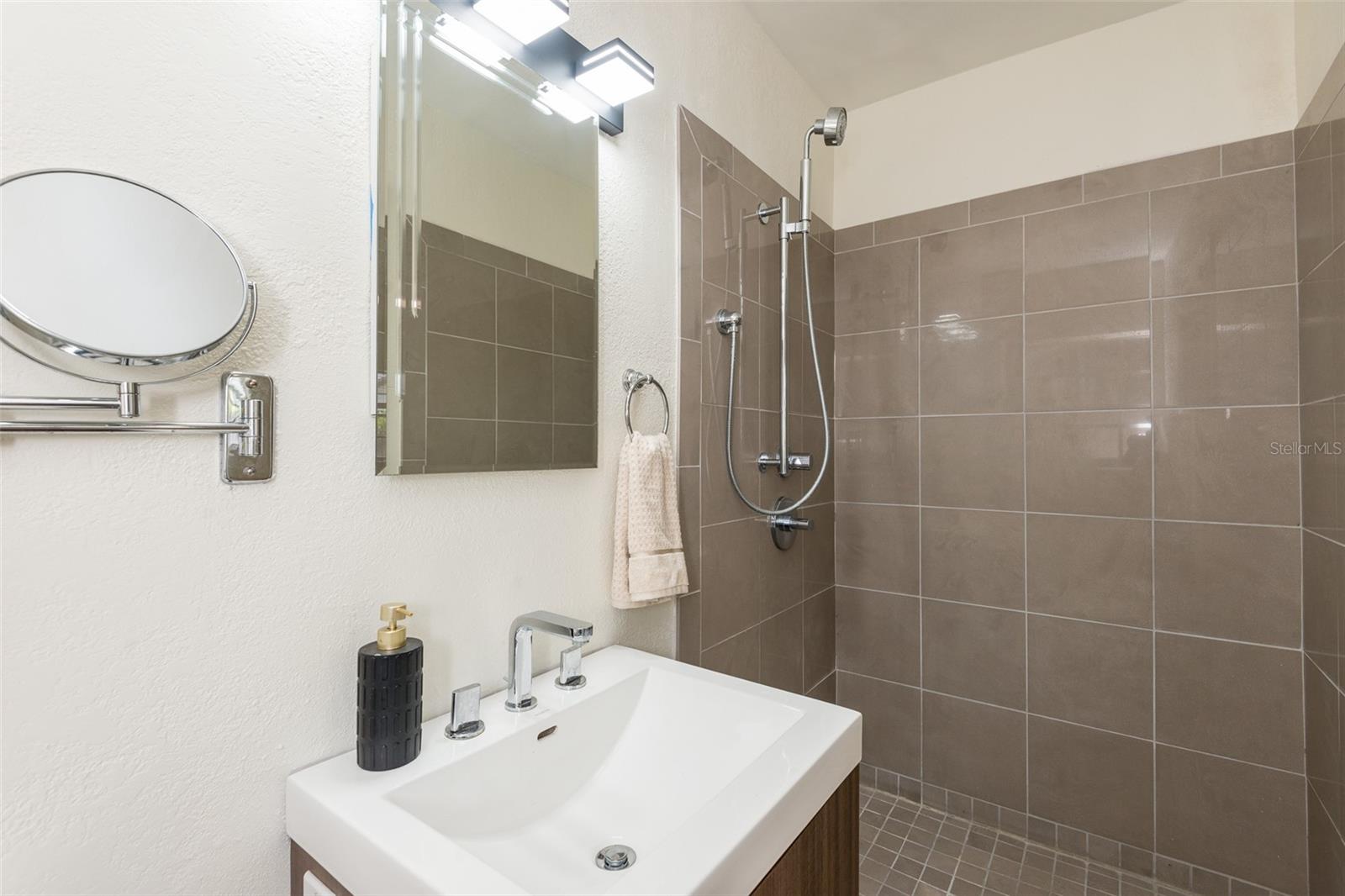 2421 Linsey St Property Photo 20