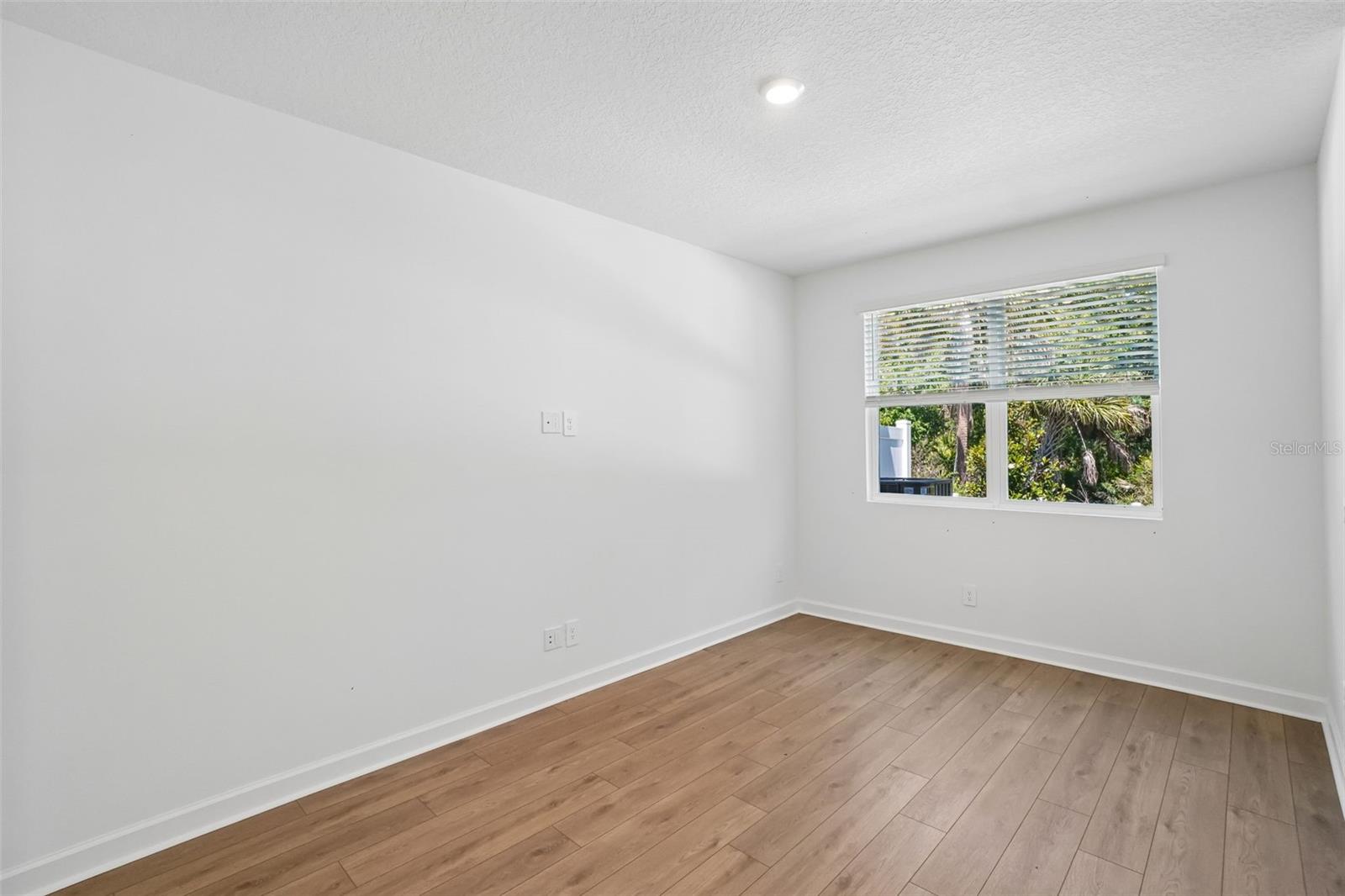 7556 Deer Valley Circle Property Photo 6