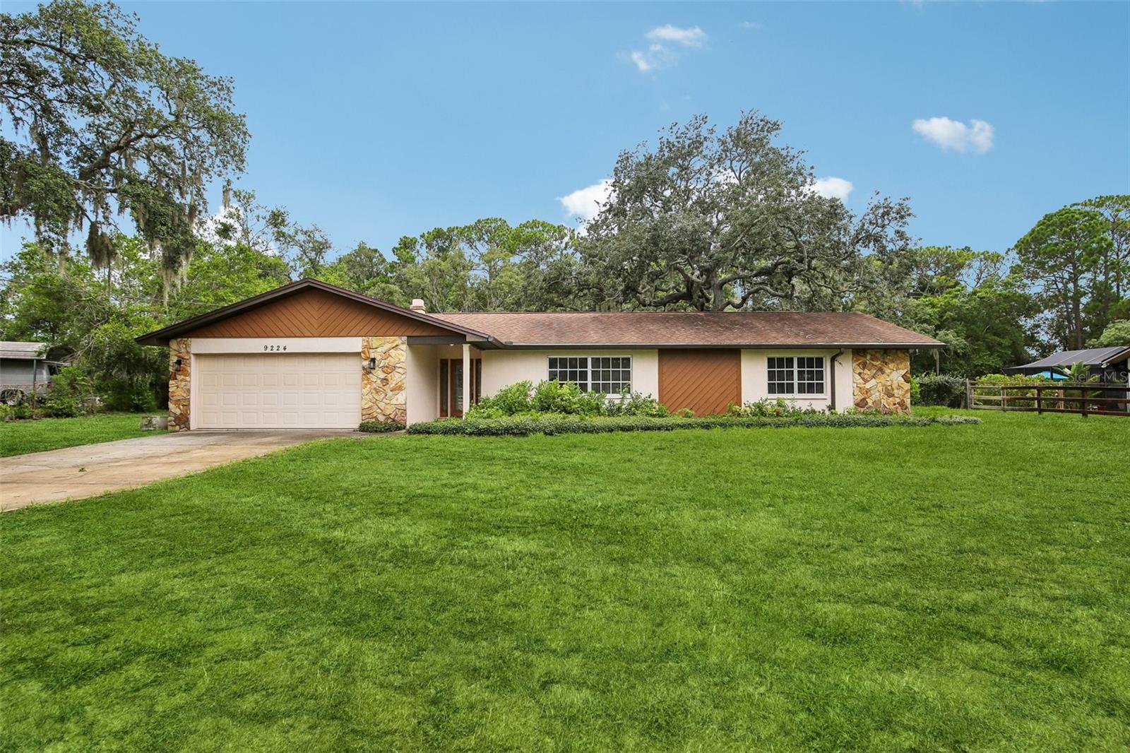 9224 Lakeview Dr Property Photo 1