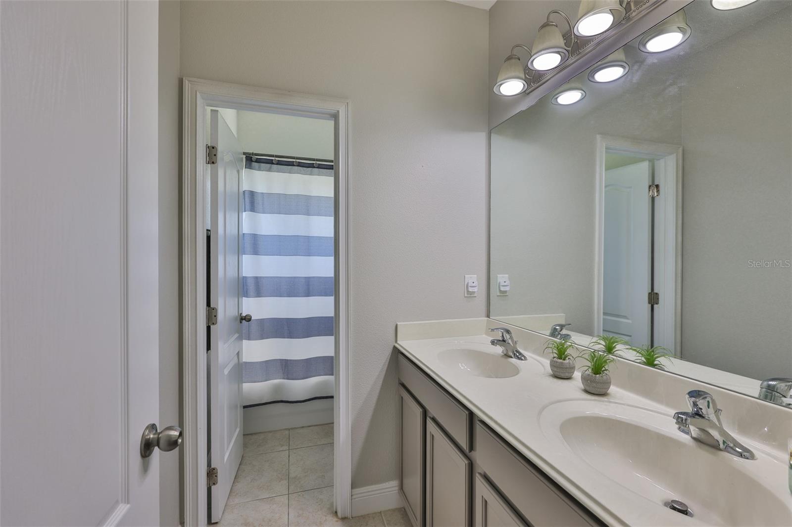 7912 Hampton Lake Dr Property Photo 27