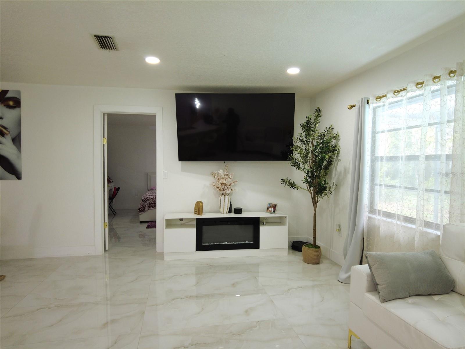 5045 Kenmore St Property Photo 16