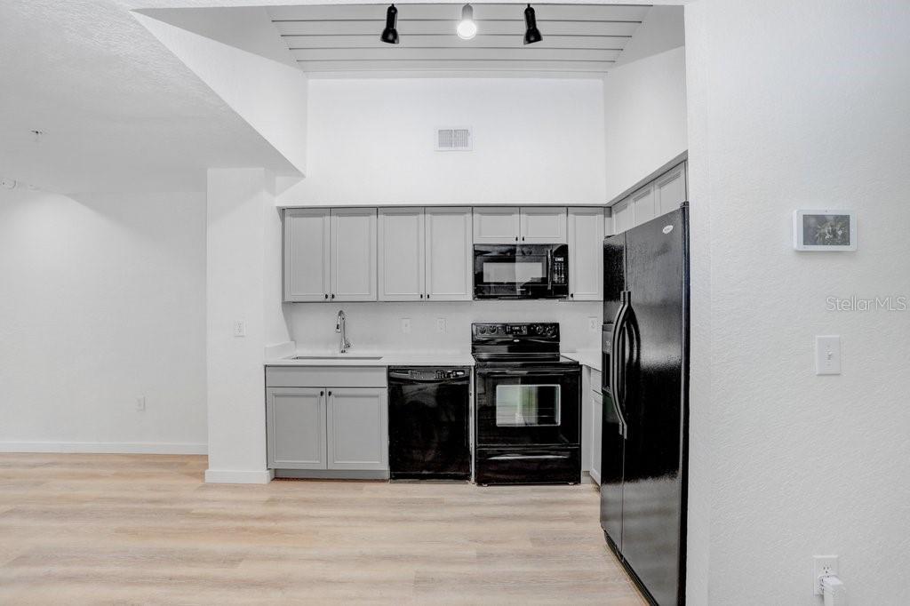 2440 W Horatio St #1012 Property Photo 7