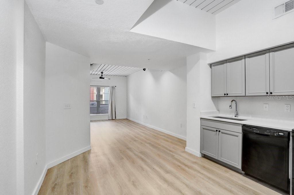 2440 W Horatio St #1012 Property Photo 9