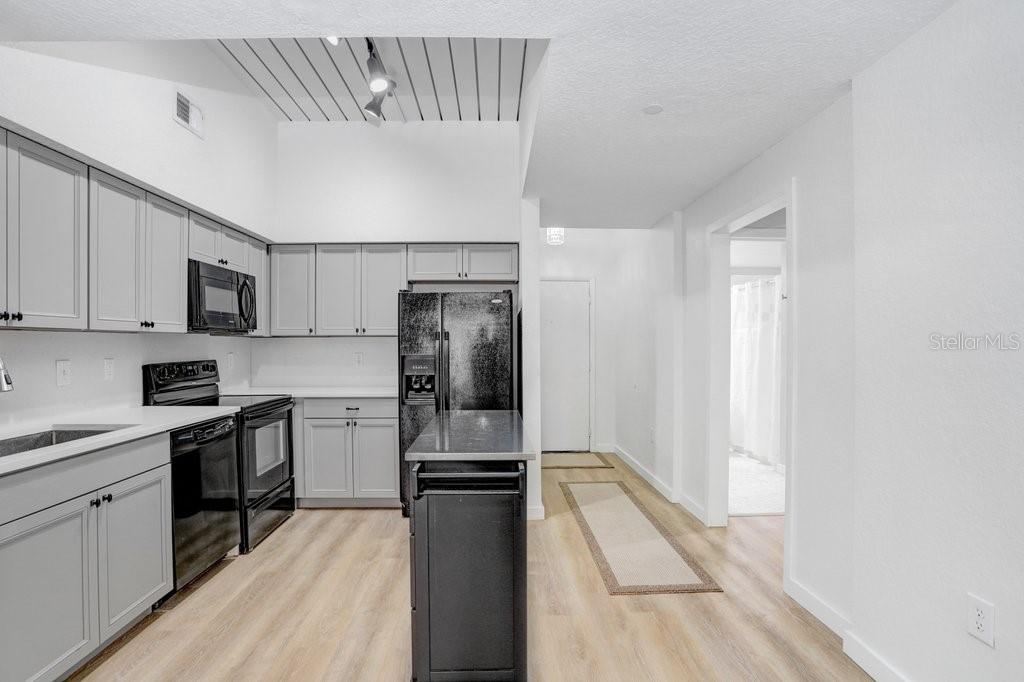 2440 W Horatio St #1012 Property Photo 11