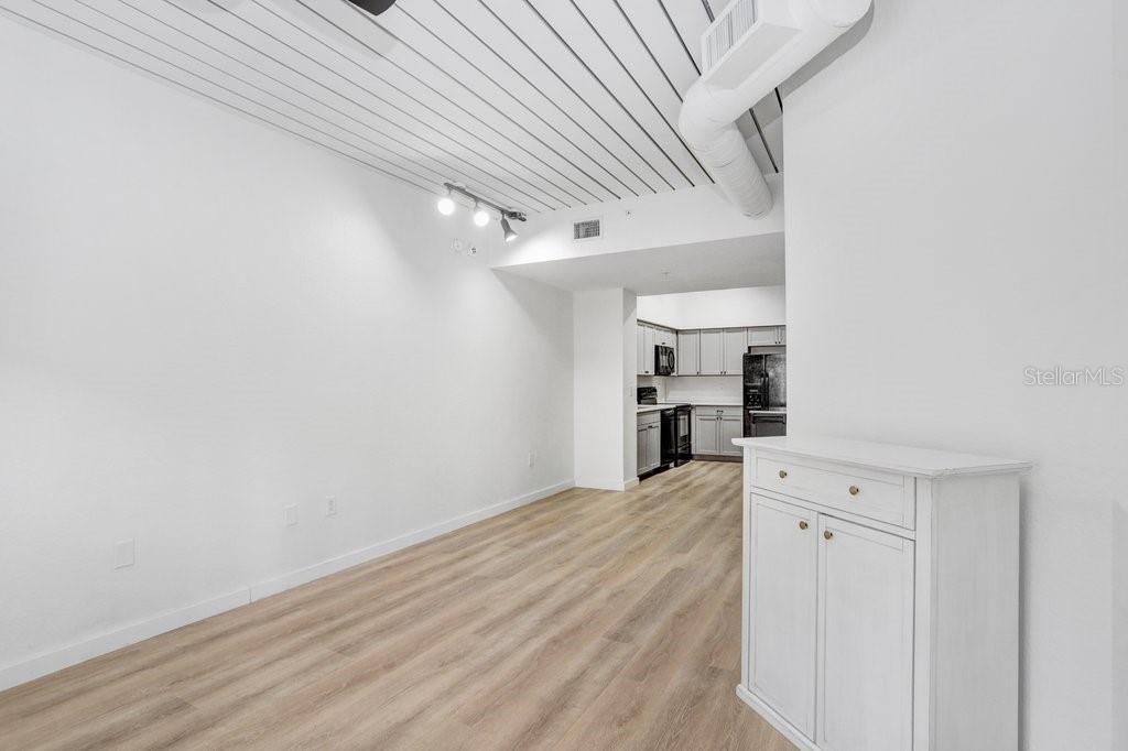 2440 W Horatio St #1012 Property Photo 16
