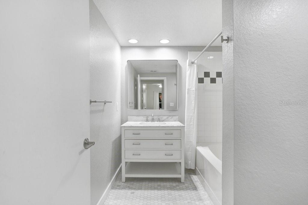 2440 W Horatio St #1012 Property Photo 21
