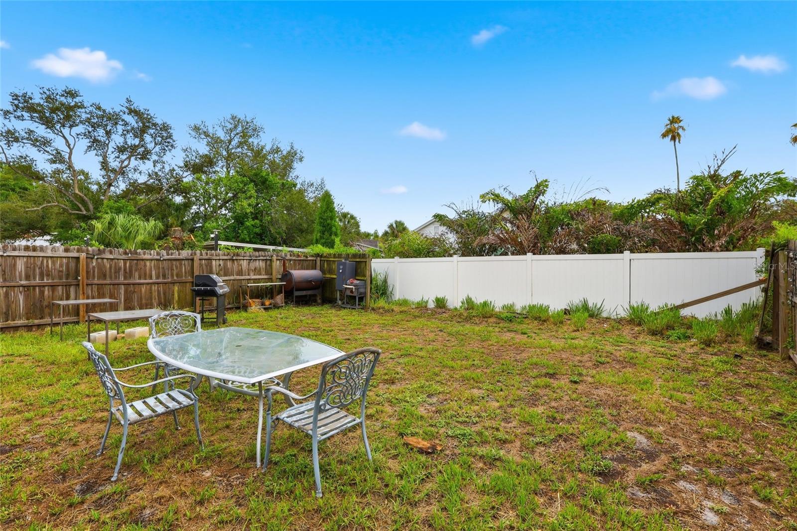 2215 E Columbus Dr Property Photo 22