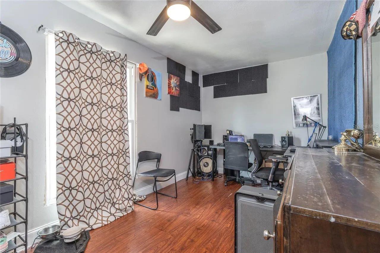 TB8529885 Property Photo 25