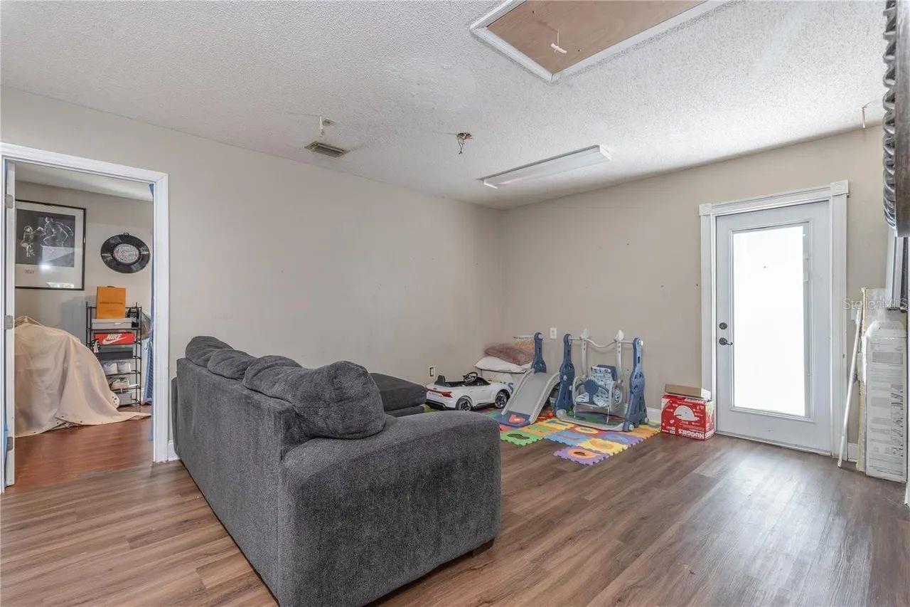 TB8529885 Property Photo 27