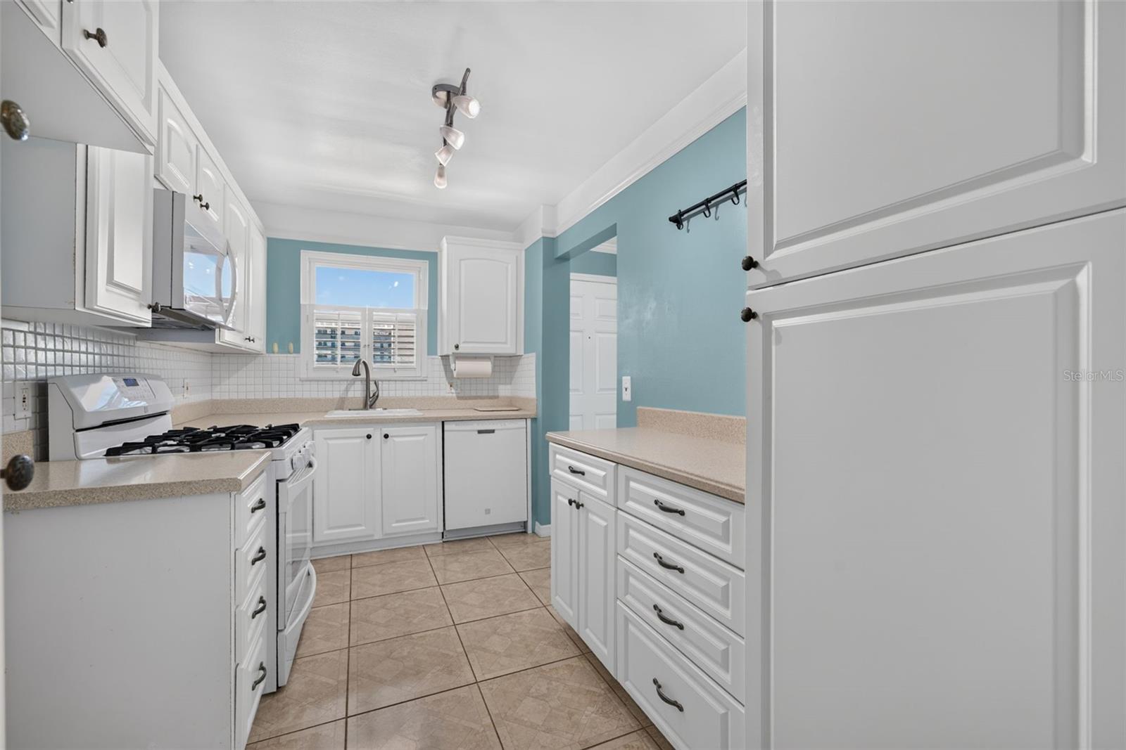 6025 Shore Blvd S #602 Property Photo 14