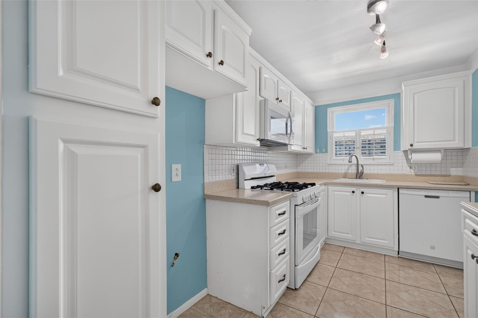 6025 Shore Blvd S #602 Property Photo 15
