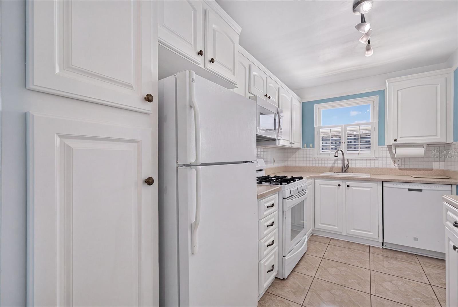 6025 Shore Blvd S #602 Property Photo 16