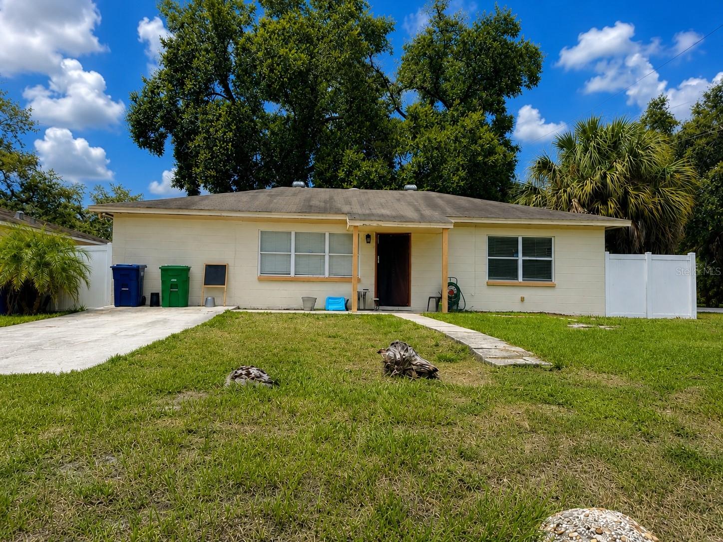712 N Castle Ct Property Photo 1