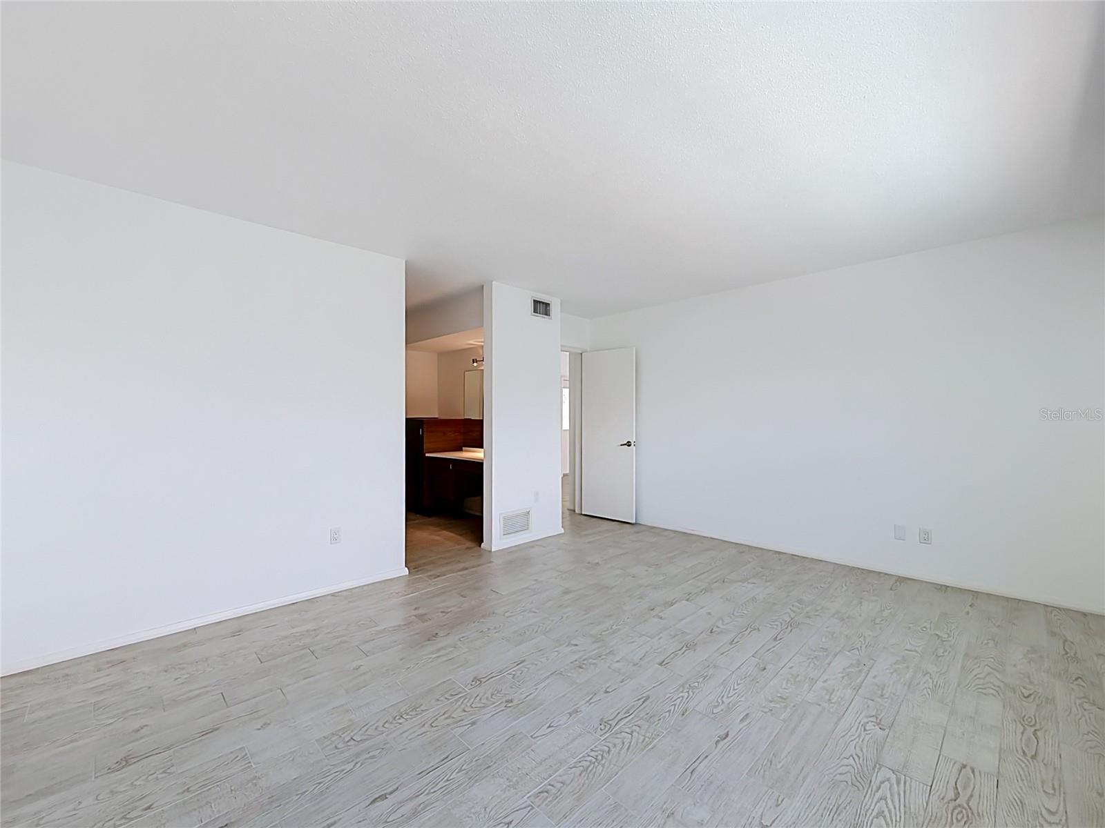 210 Dolphin Pt #c Property Photo 16