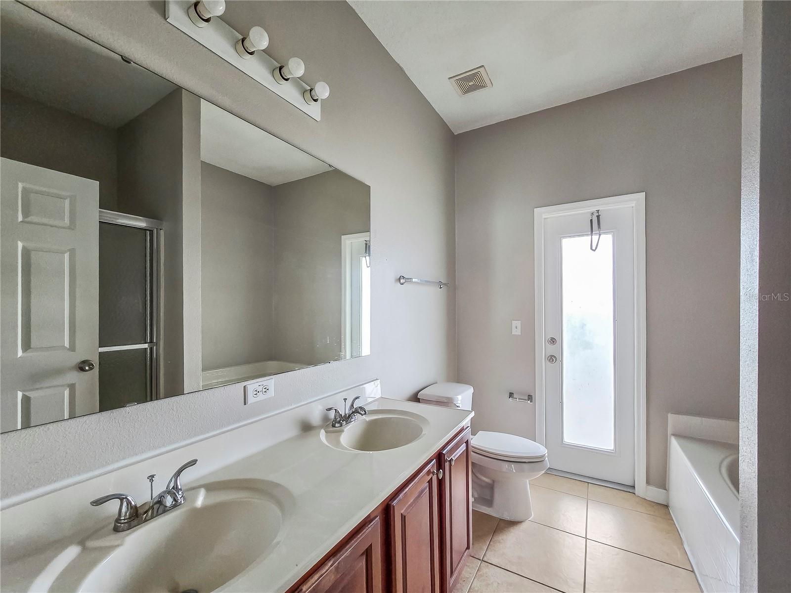 TB8530350 Property Photo 11
