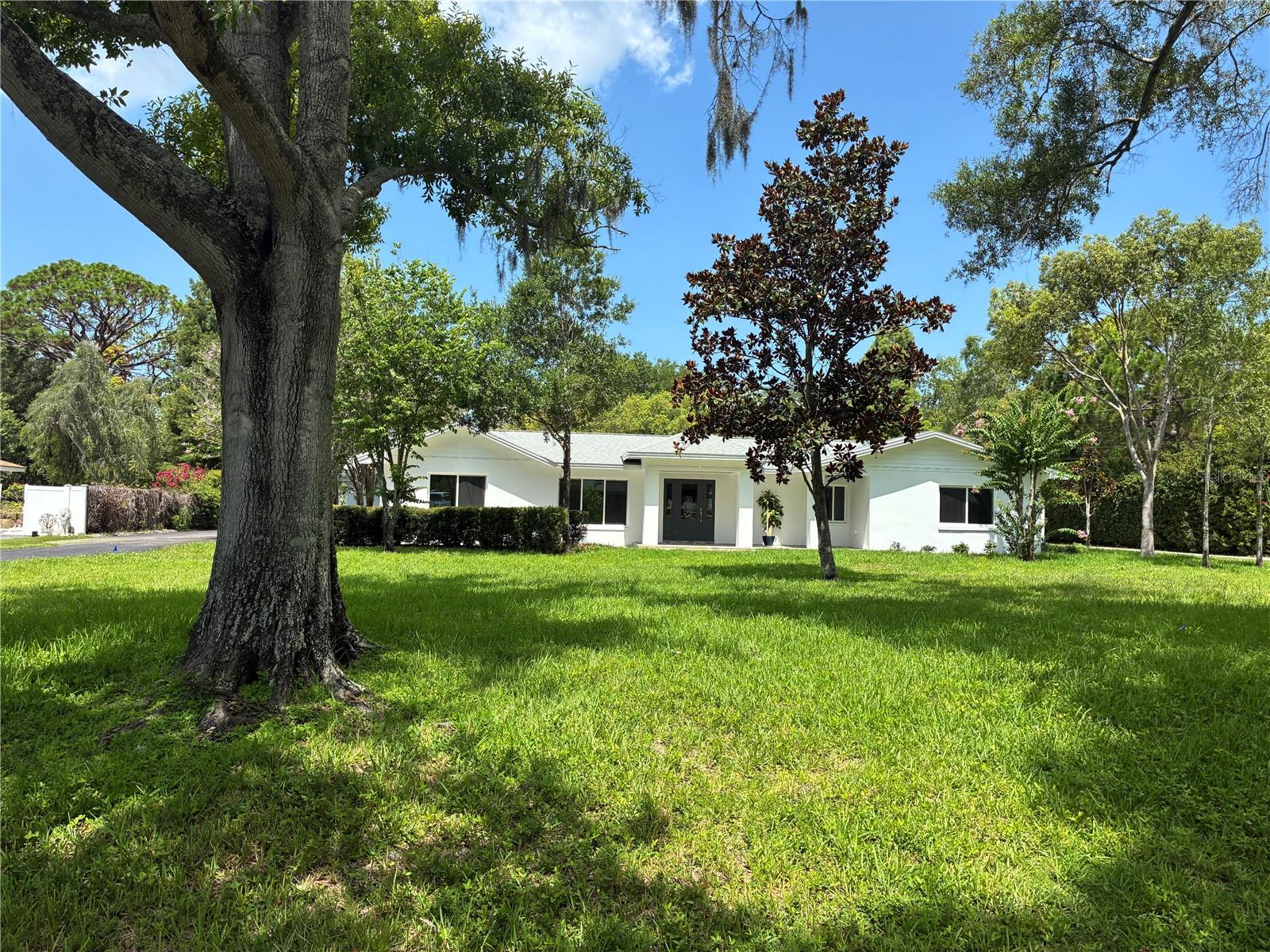 1646 Robin Hood Ln Property Photo 1