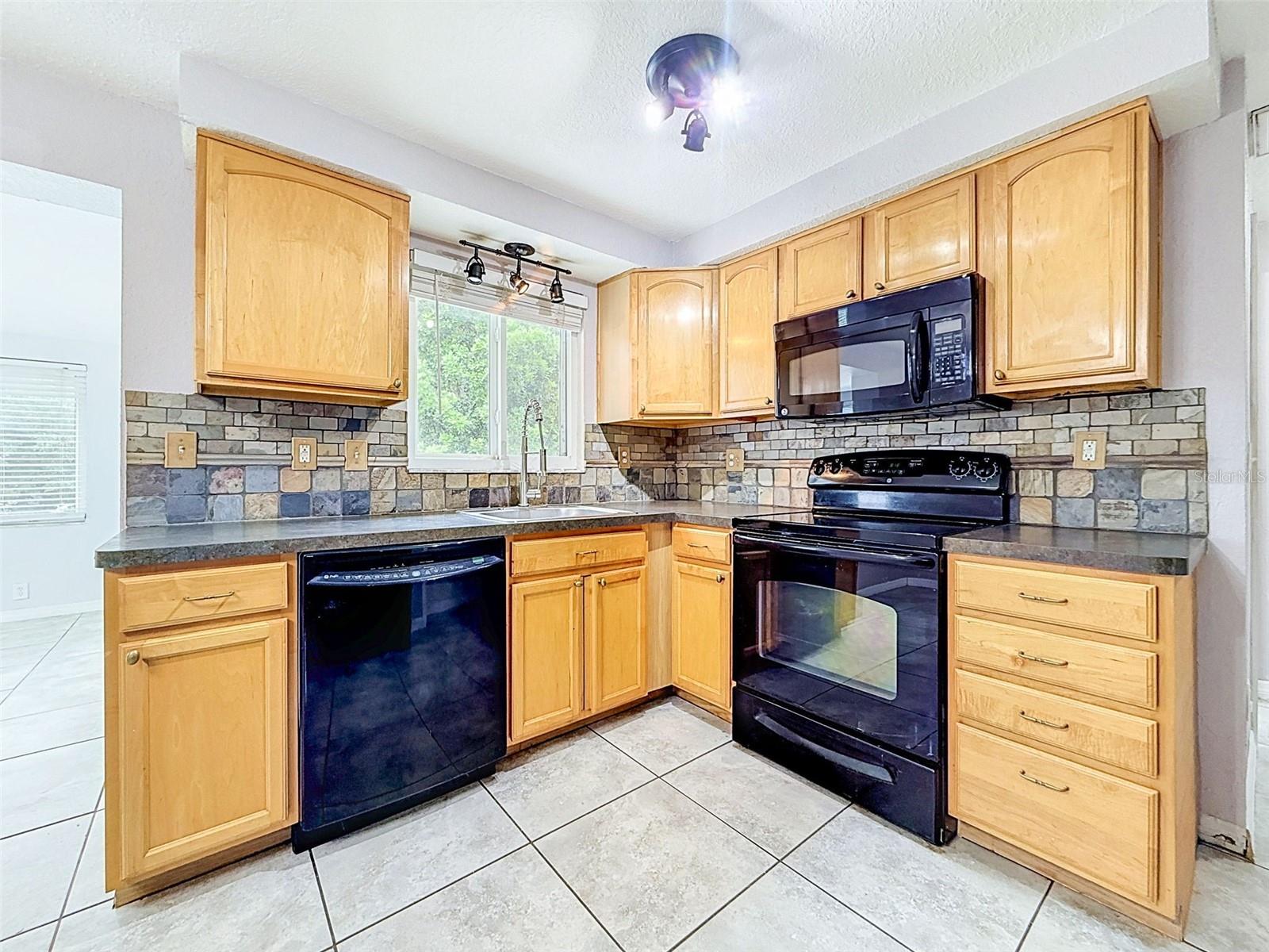 4925 Beacon Hill Dr Property Photo 7