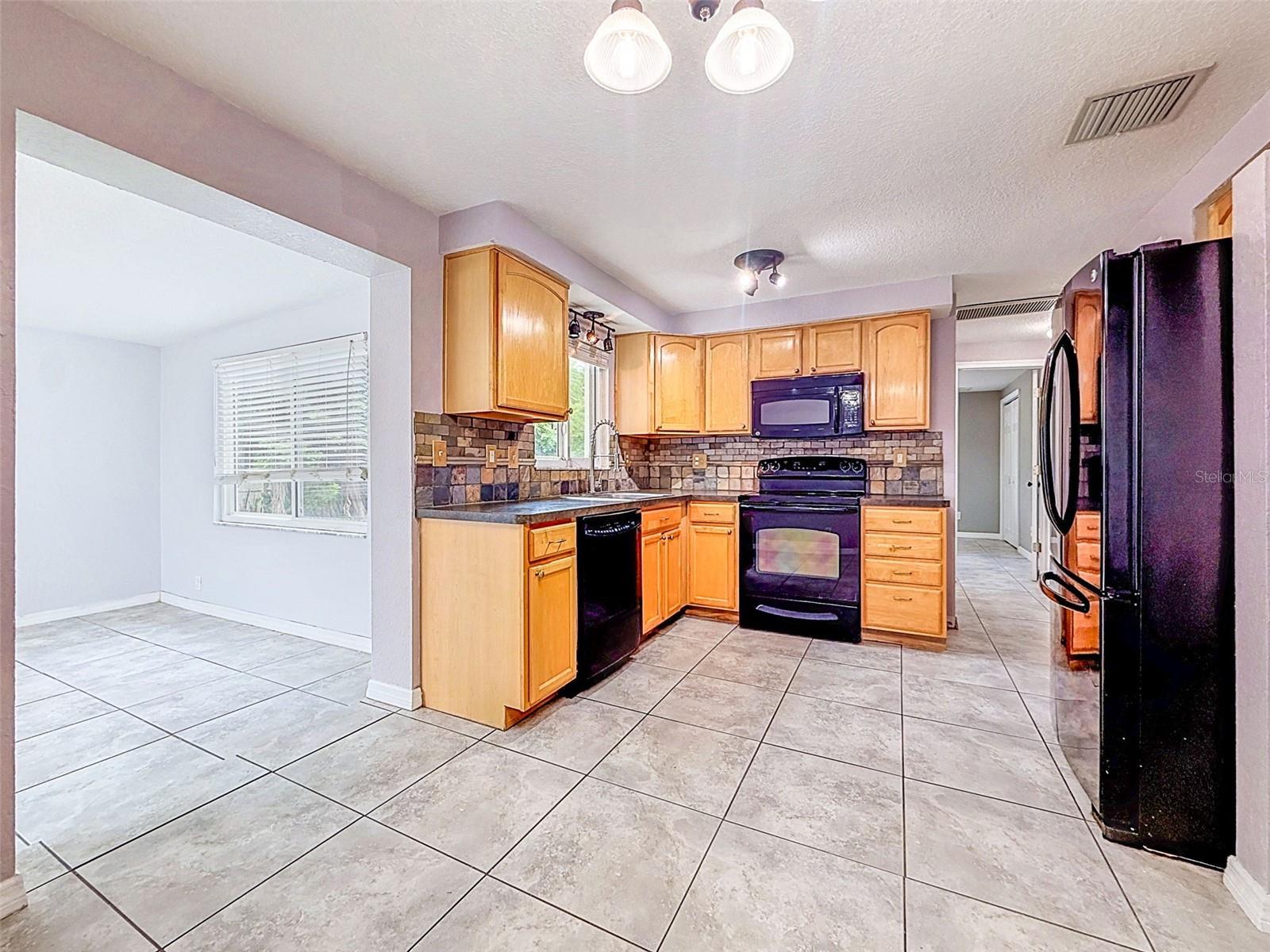 4925 Beacon Hill Dr Property Photo 17