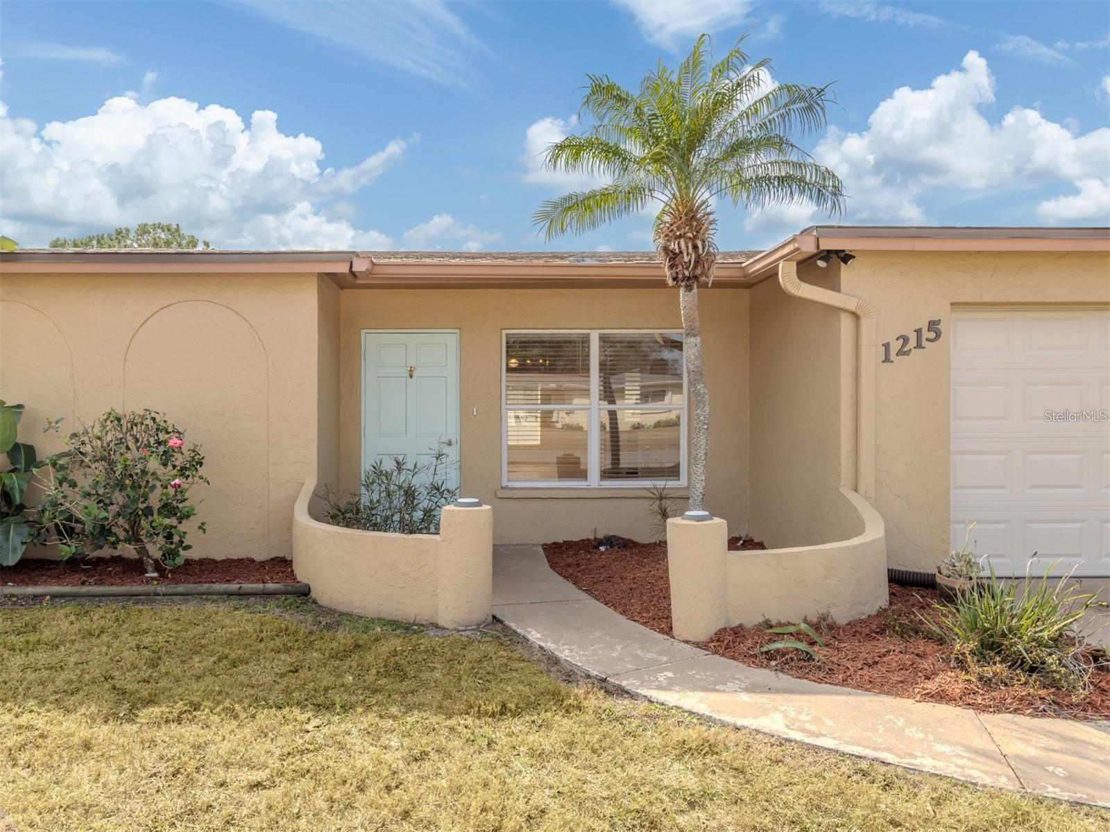 1215 Mango Ave Property Photo 2