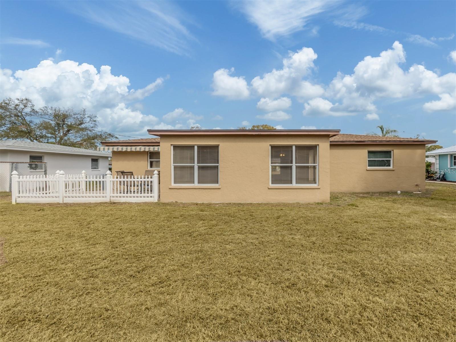 1215 Mango Ave Property Photo 3