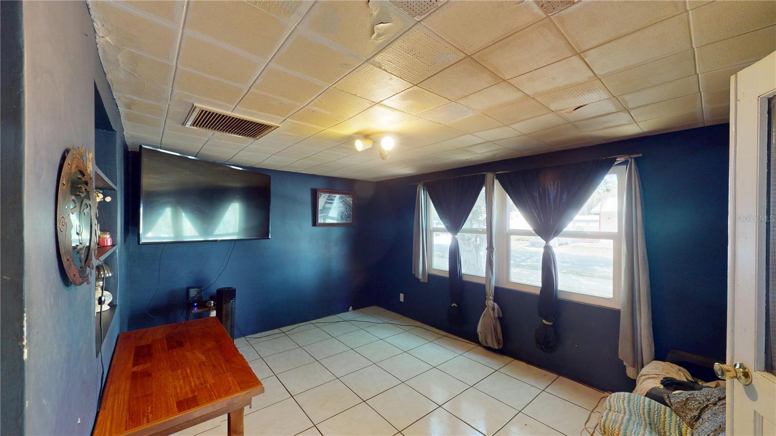 5651 6th St Property Photo 3