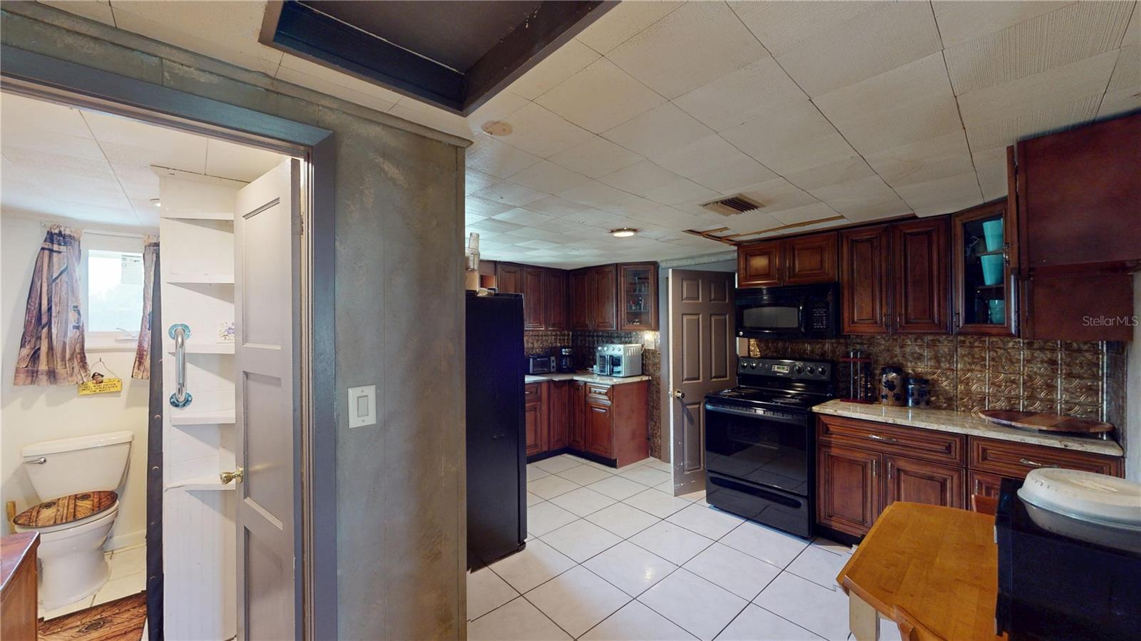 5651 6th St Property Photo 6