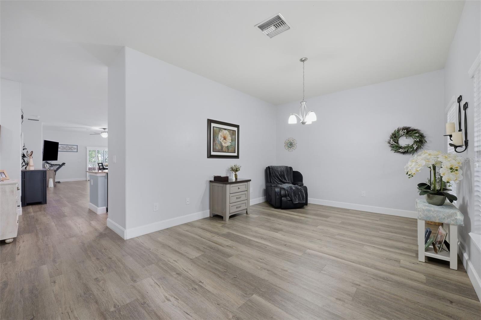 2814 Maple Brook Loop Property Photo 3