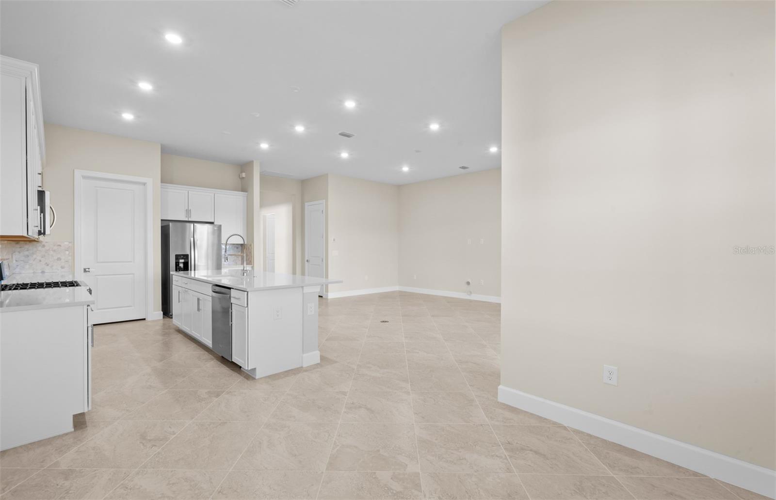 7621 Fulham Ave Property Photo 17