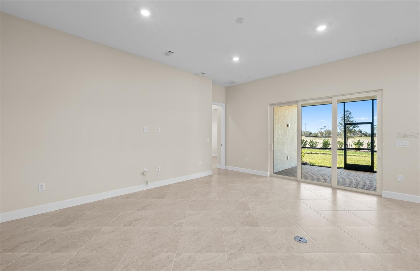 7621 Fulham Ave Property Photo 18