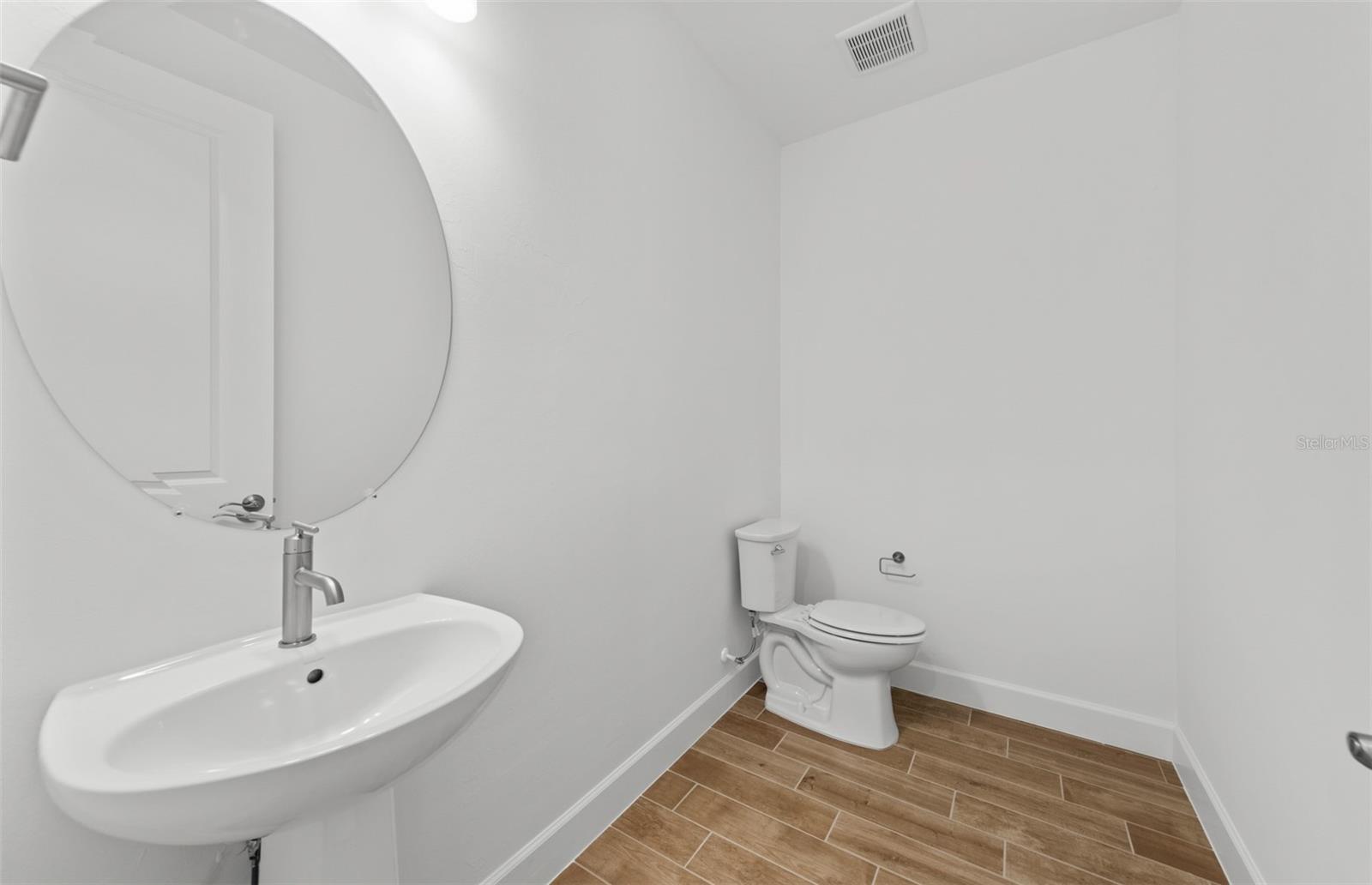 7617 Fulham Ave Property Photo 12