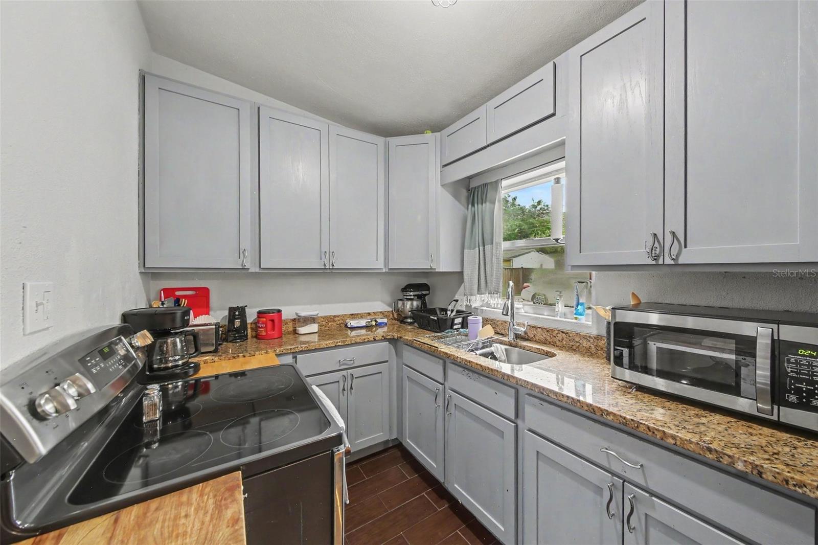 231 E 1st St Property Photo 10